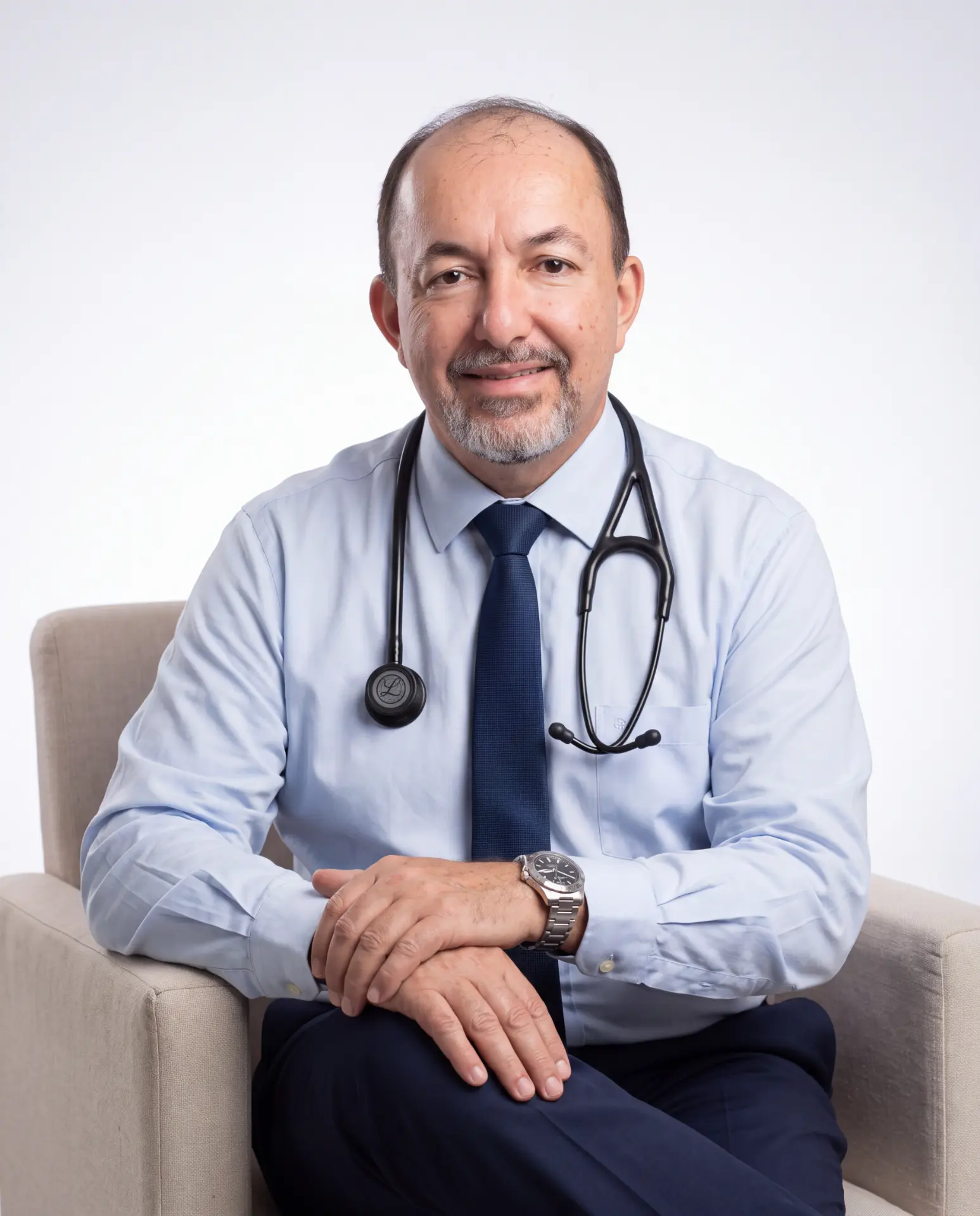 Dr. Cesar Augusto Cardoso em seu consultório em Taubaté